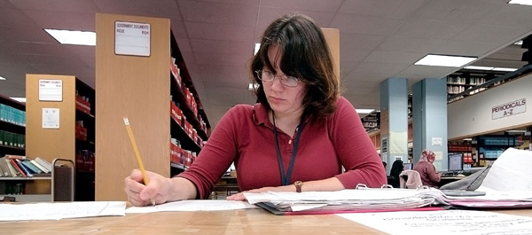 Spanish-English Translation: Student studying in the library
